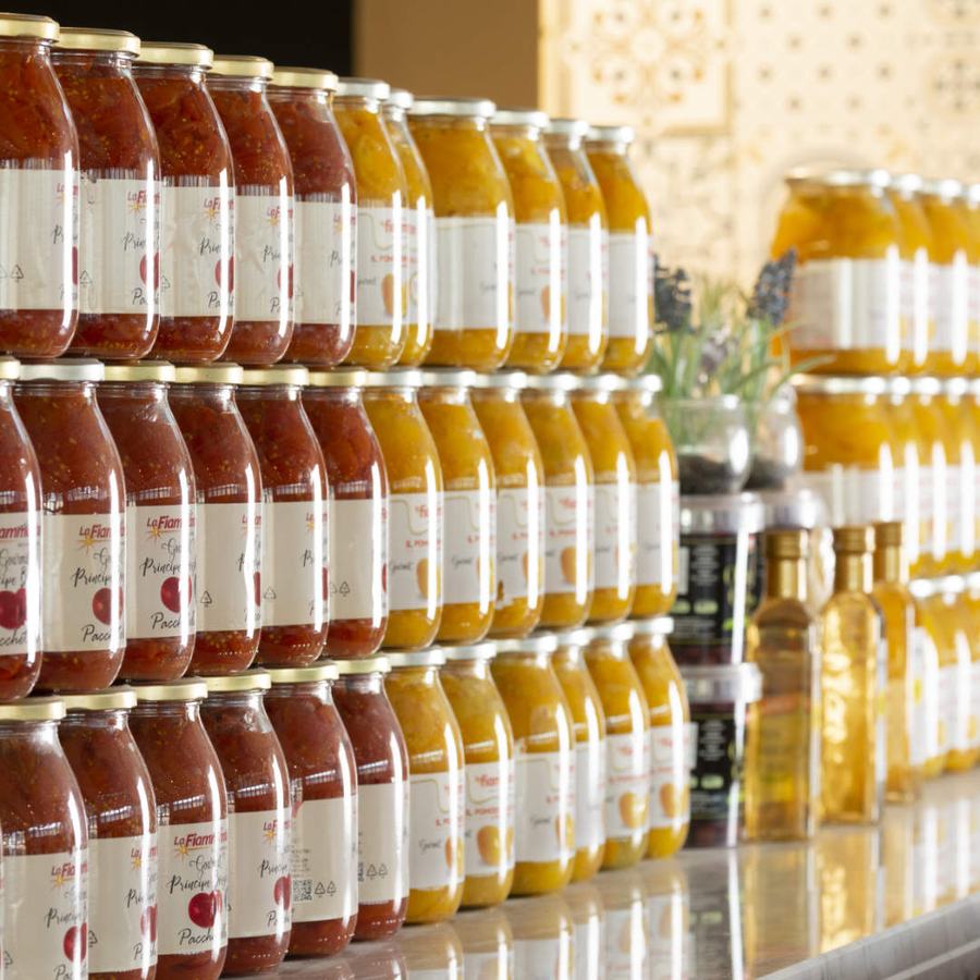 Gli scaffali della bottega con le conserve